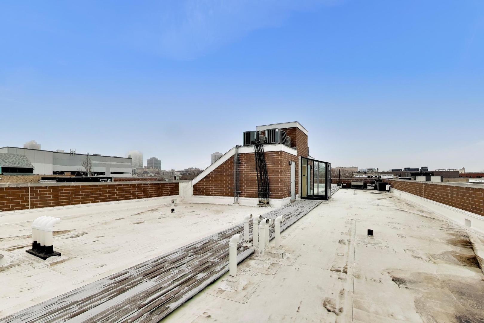 663 W Barry Avenue Unit: 4C