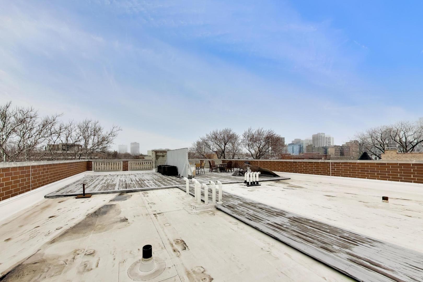663 W Barry Avenue Unit: 4C