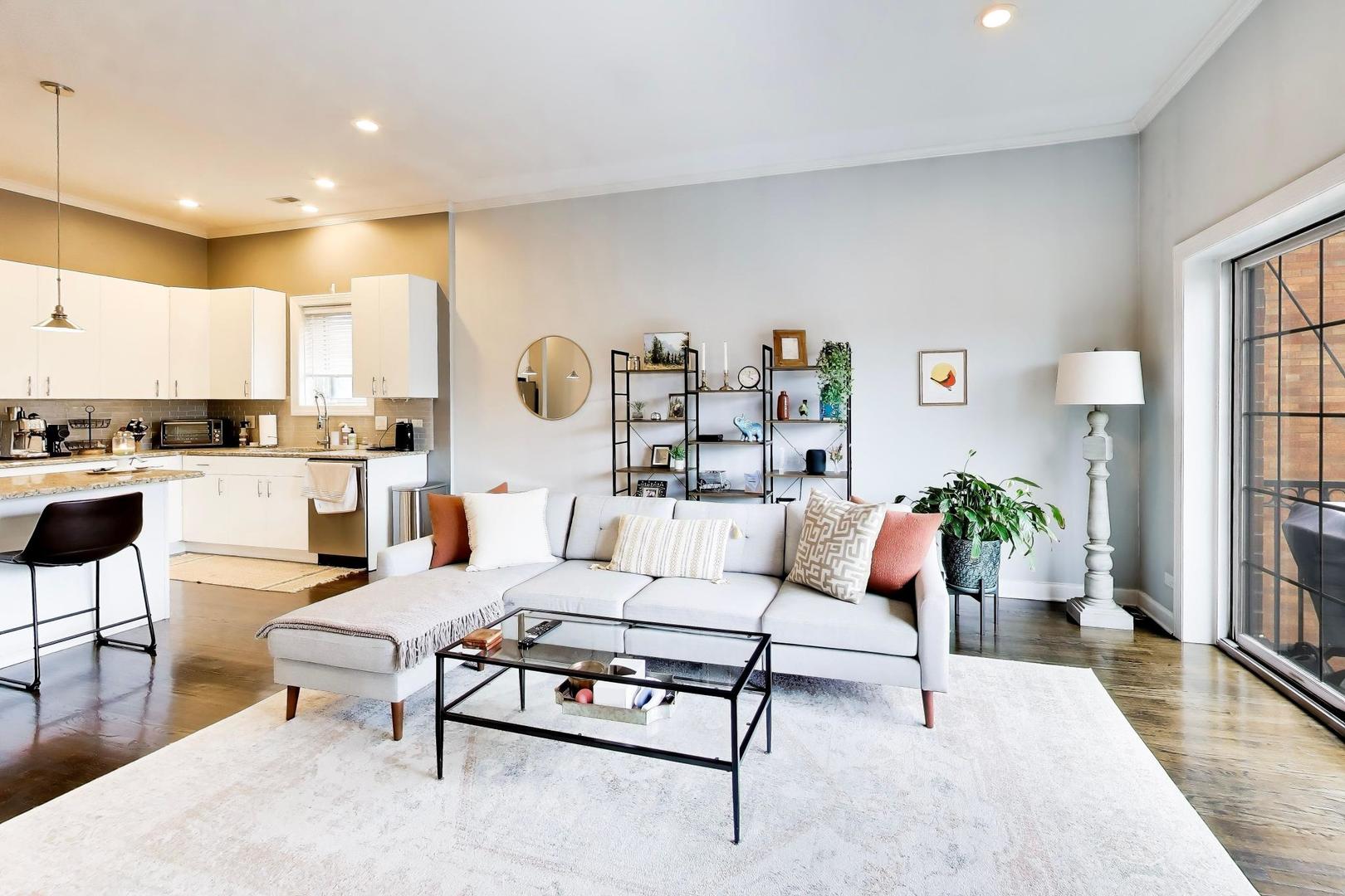 663 W Barry Avenue Unit: 4C
