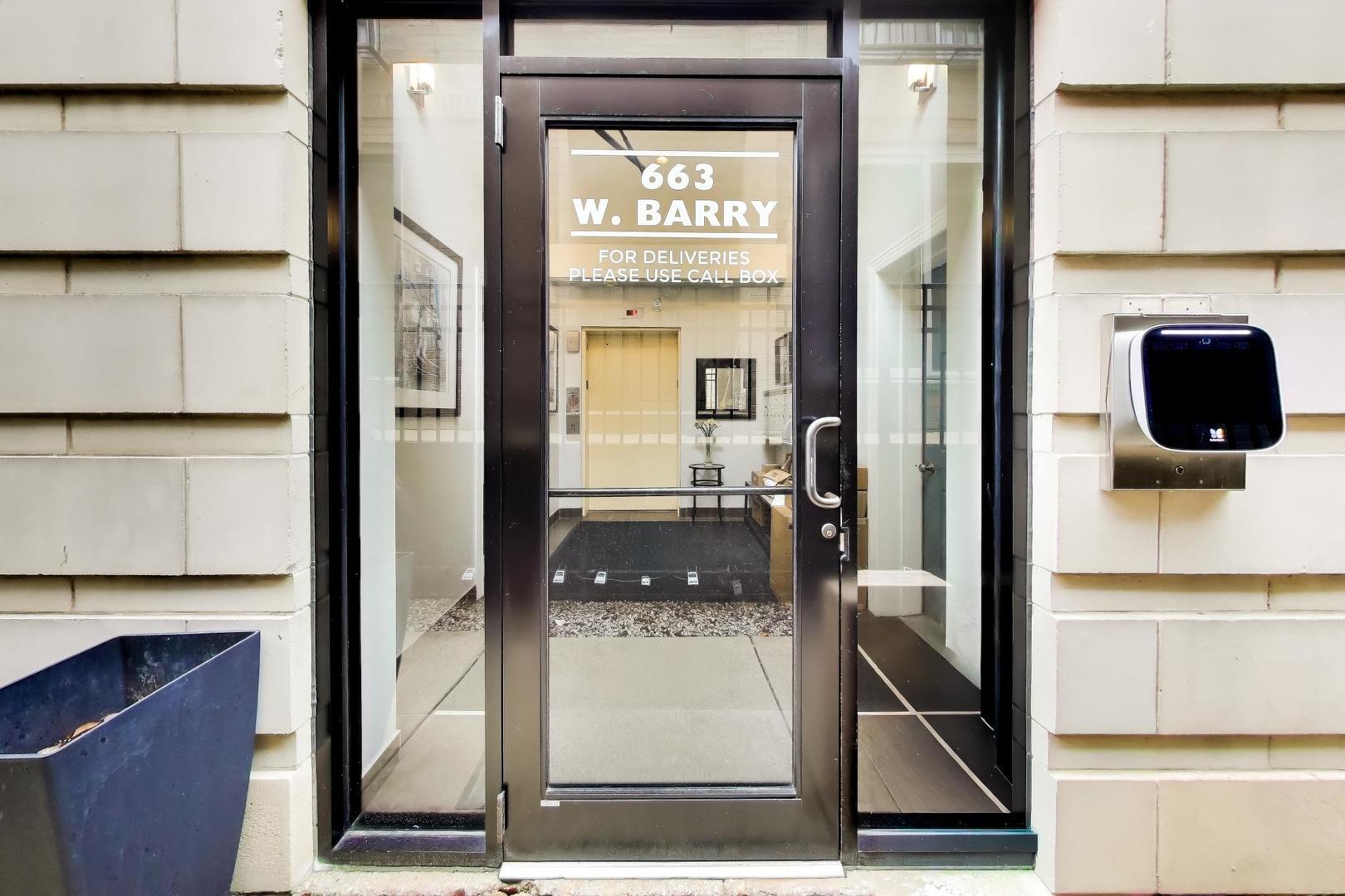 663 W Barry Avenue Unit: 4C