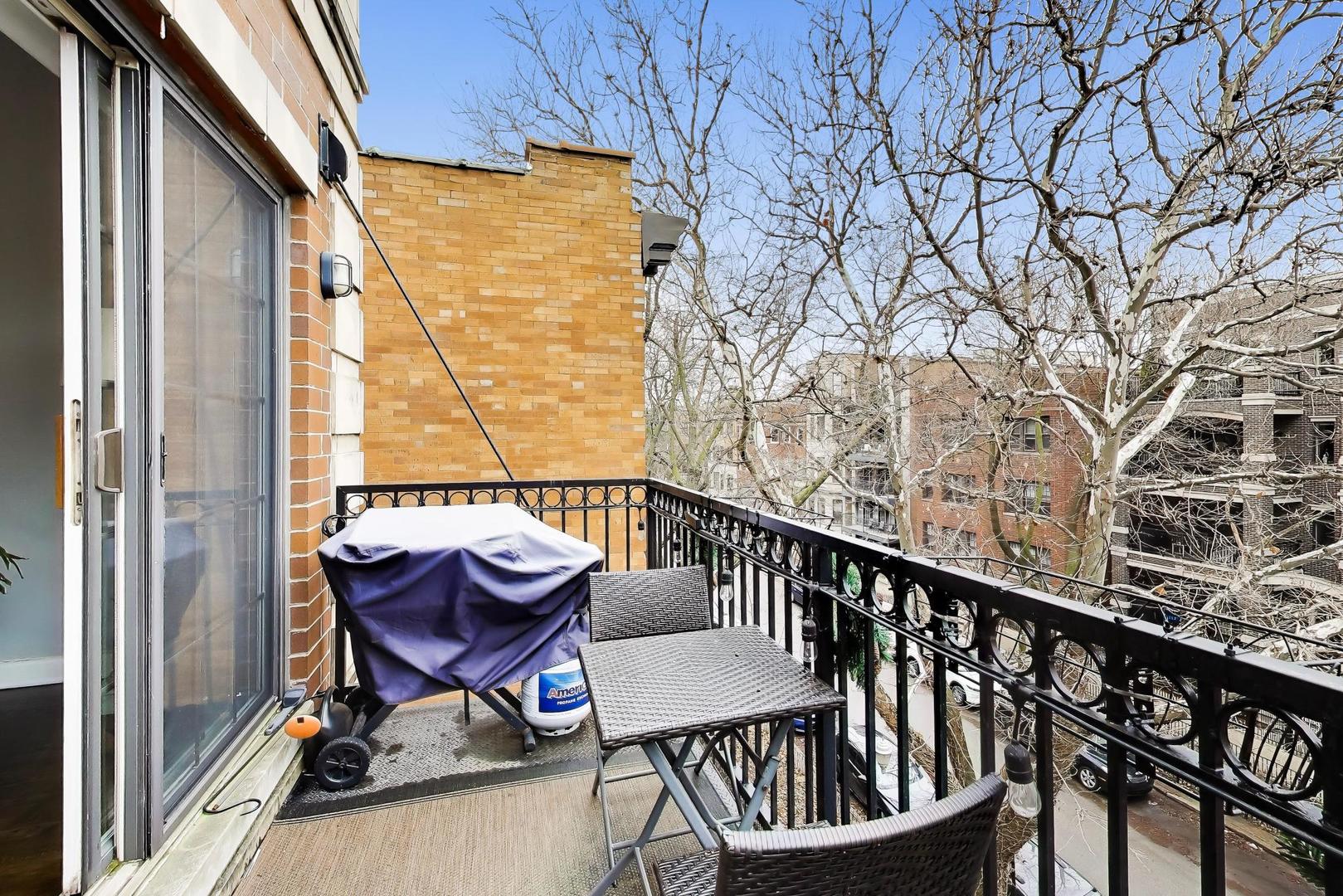 663 W Barry Avenue Unit: 4C