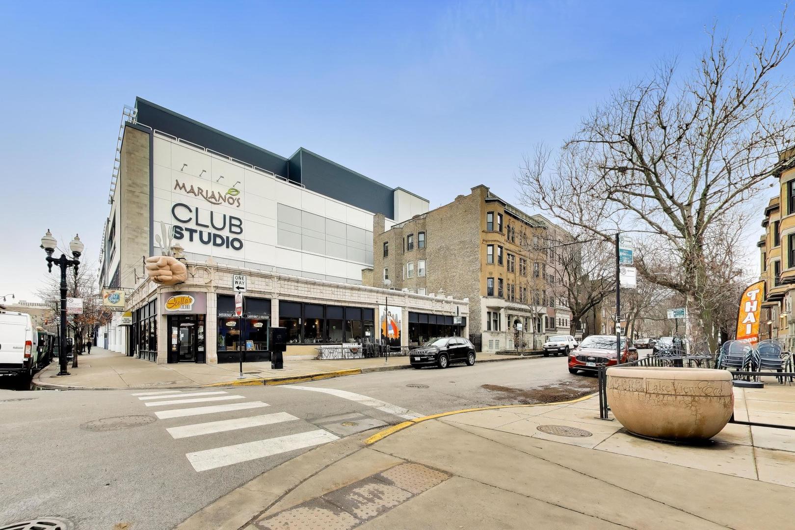 663 W Barry Avenue Unit: 4C