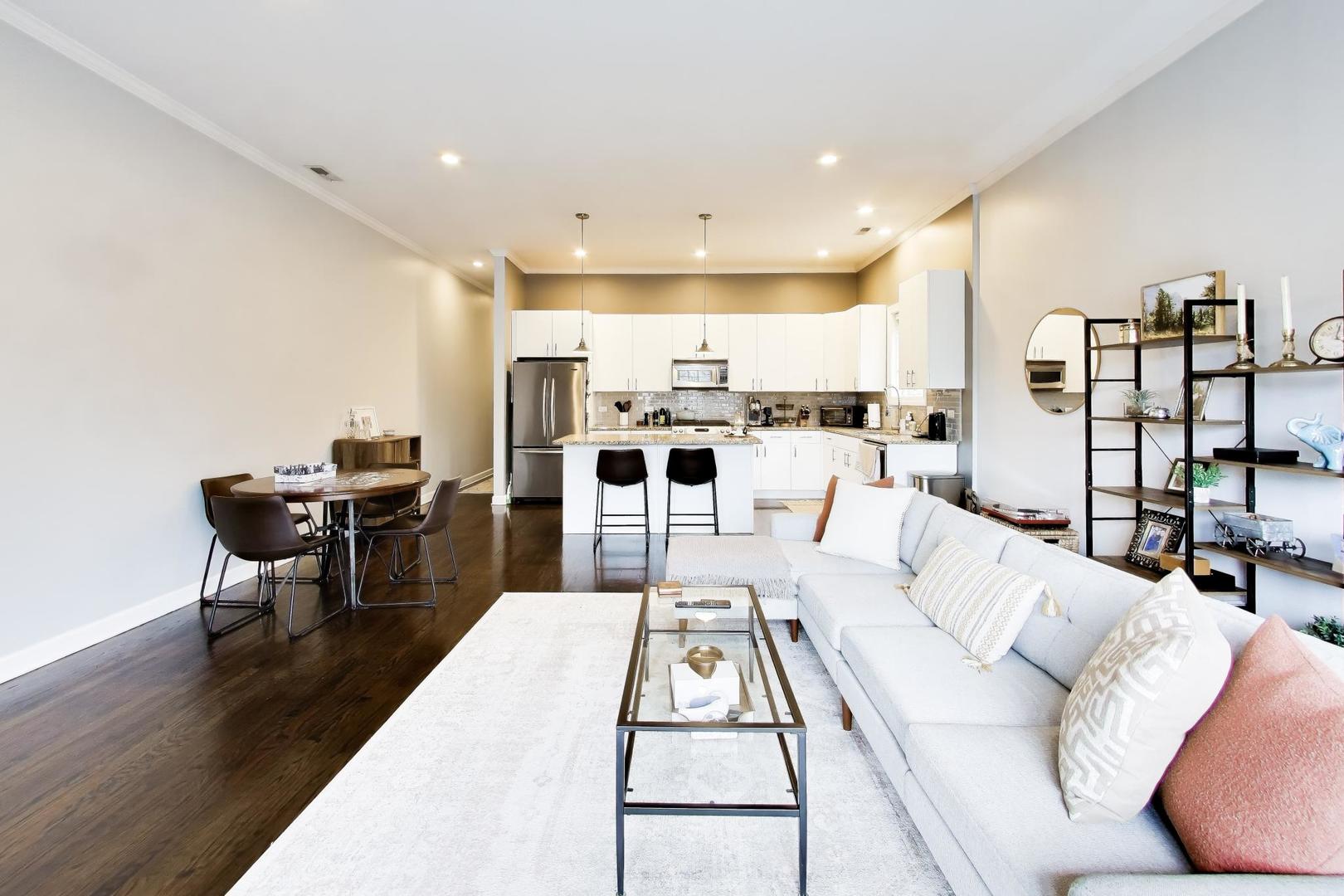 663 W Barry Avenue Unit: 4C