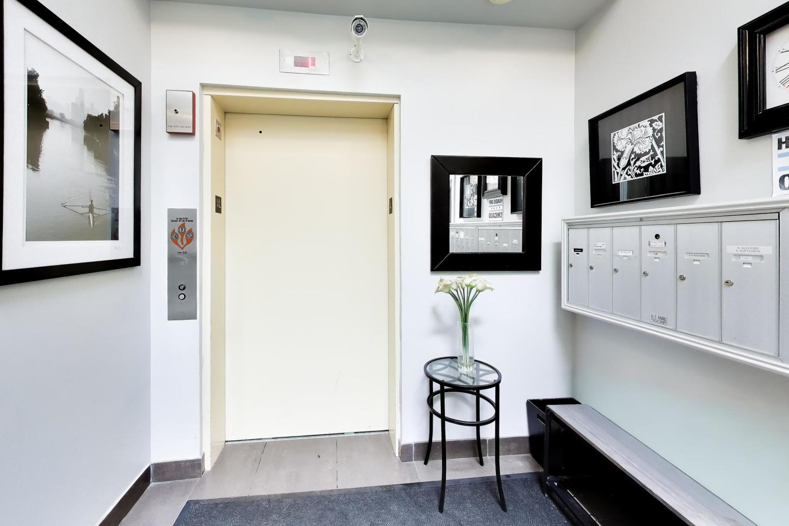 663 W Barry Avenue Unit: 4C