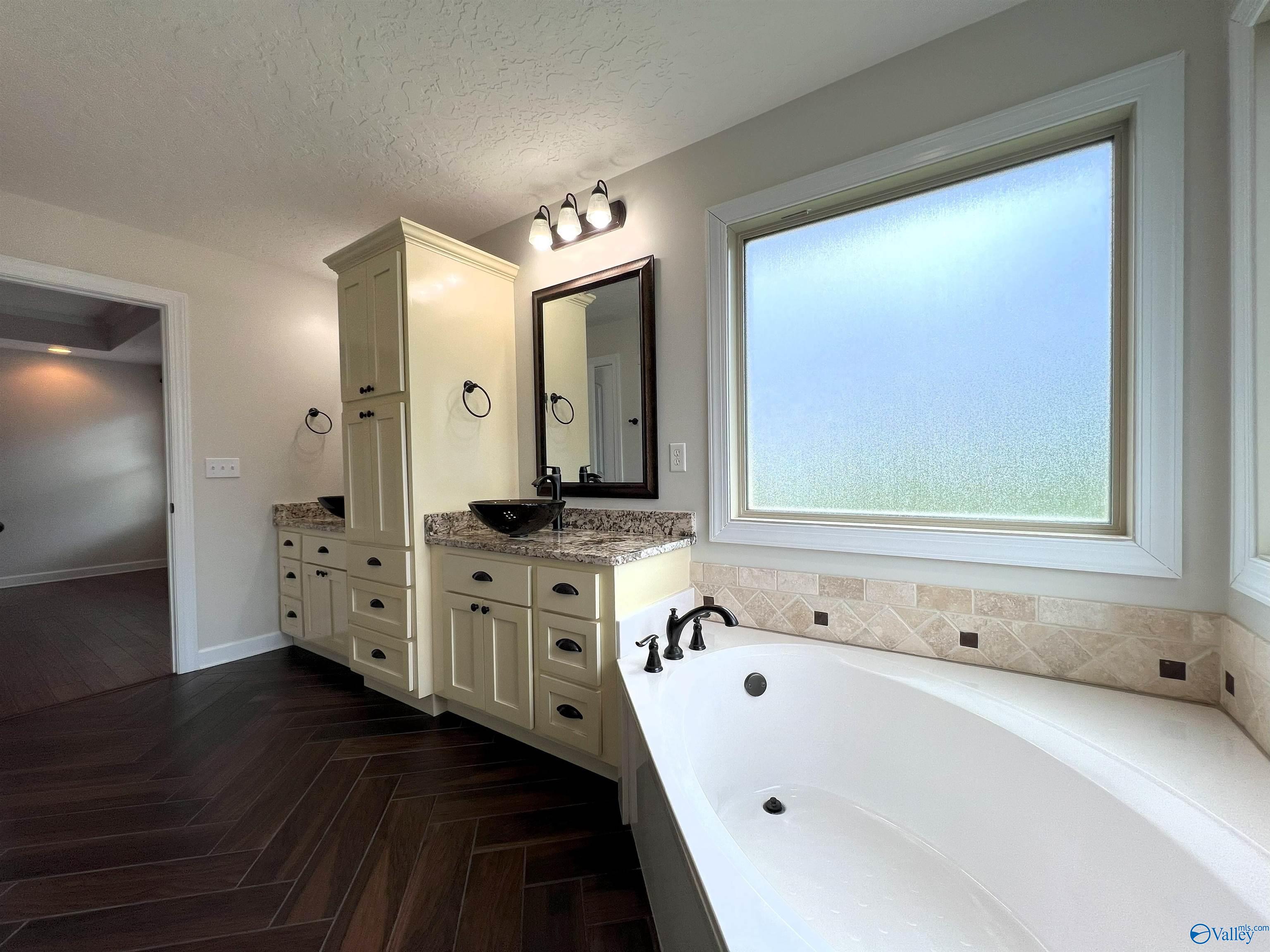 435 Creekside Circle