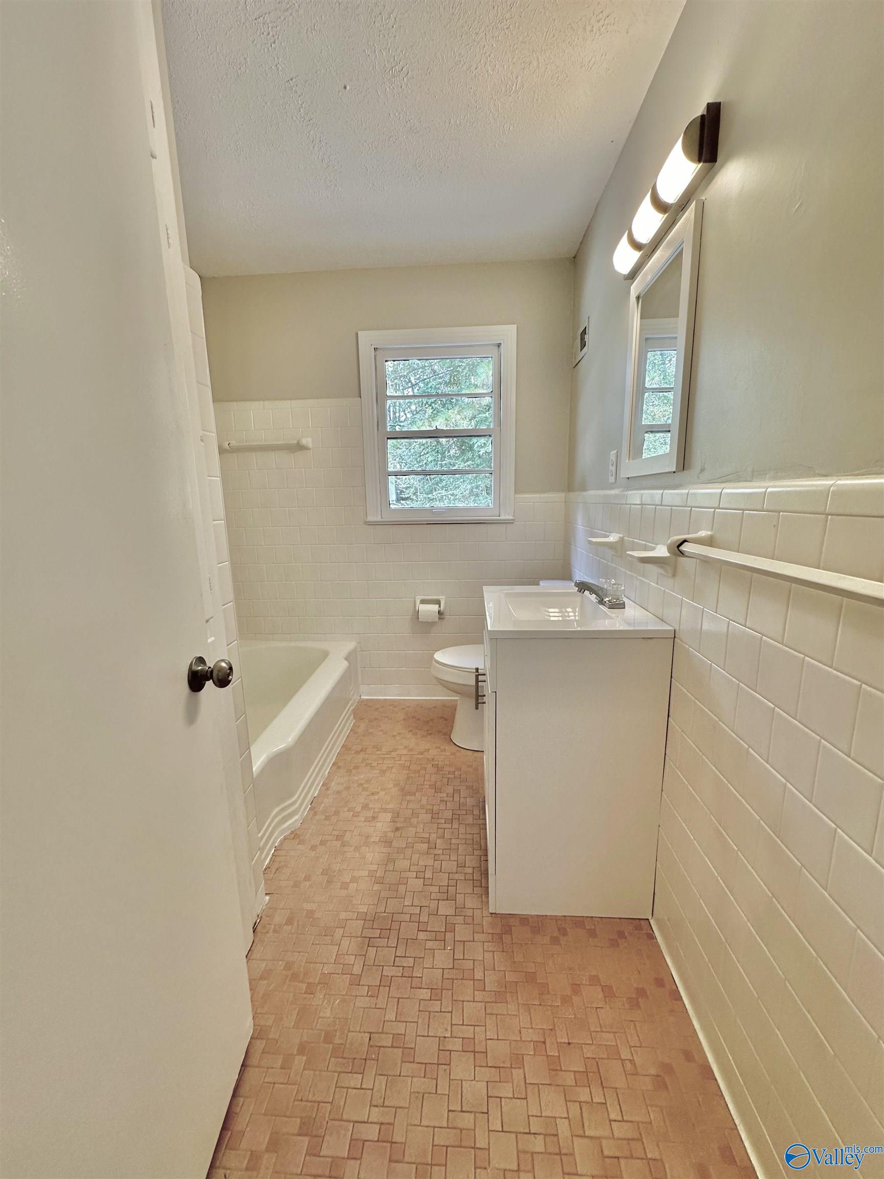 1633 Arrowhead Drive