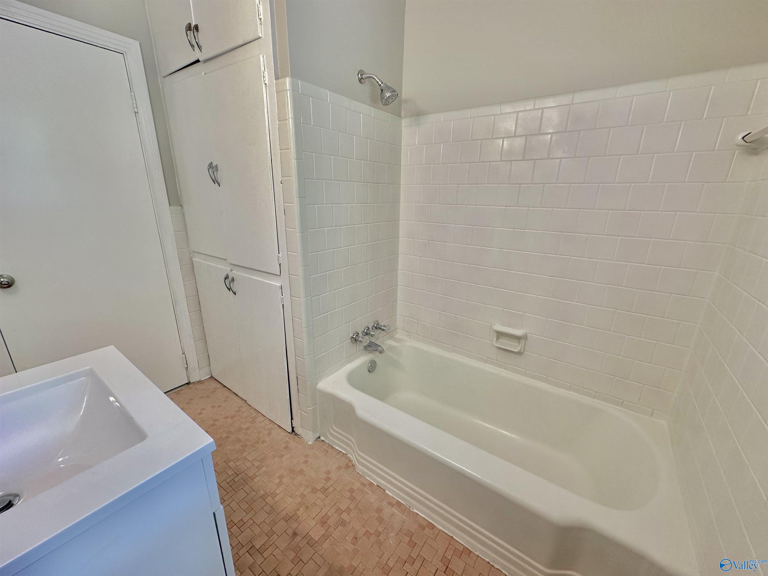 1633 Arrowhead Drive