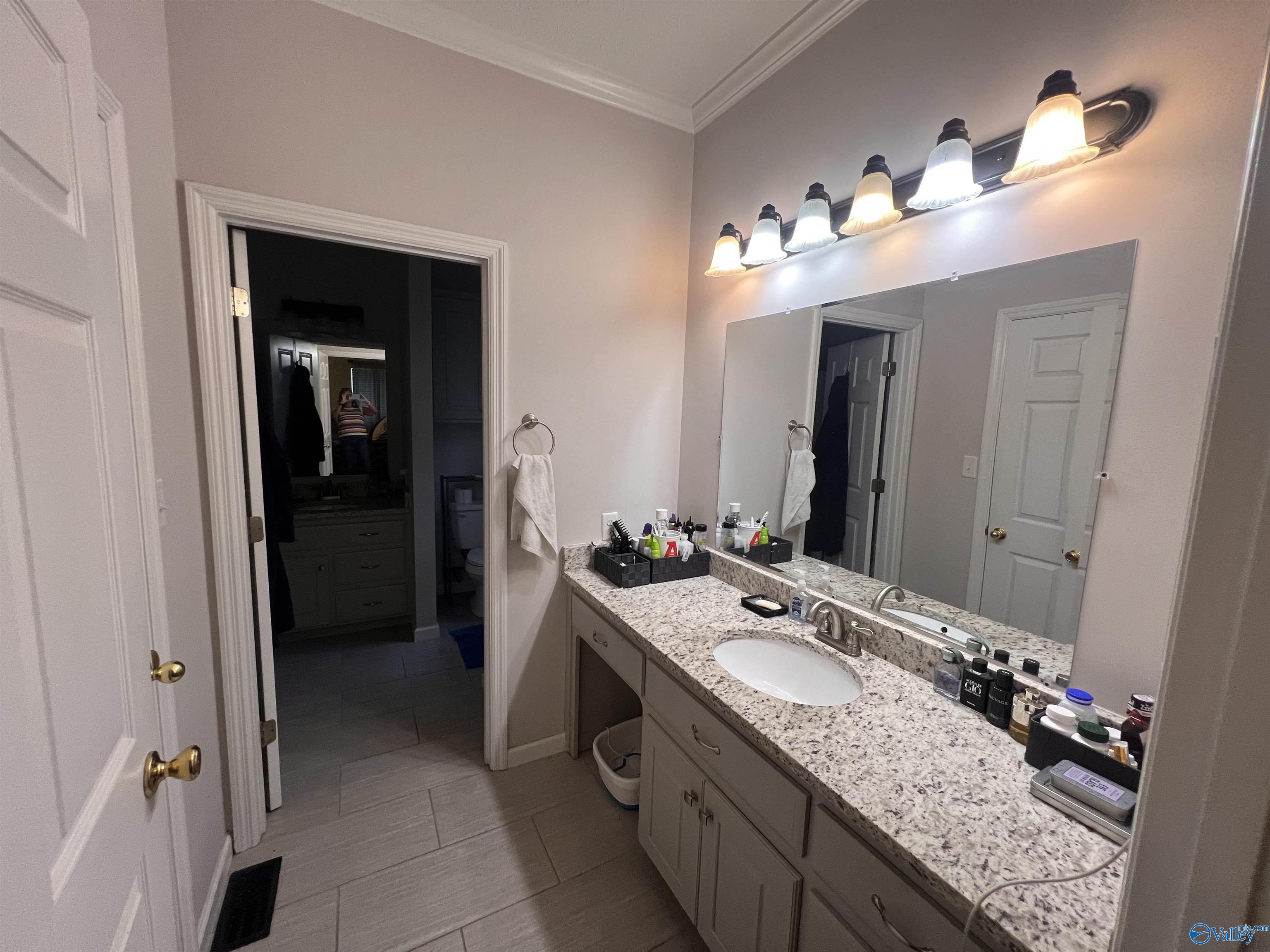 2960 Lakeshore Drive