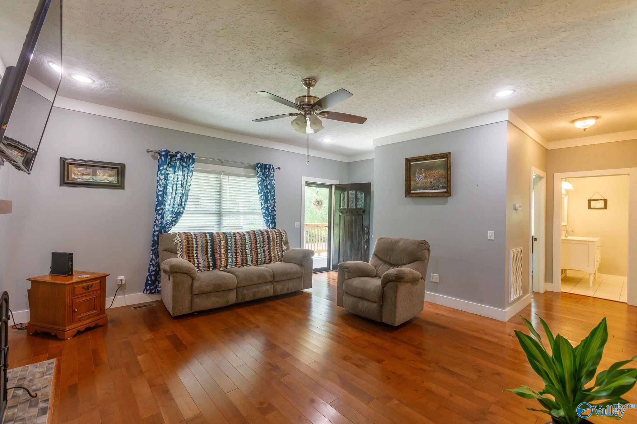 1102 Pineview Avenue