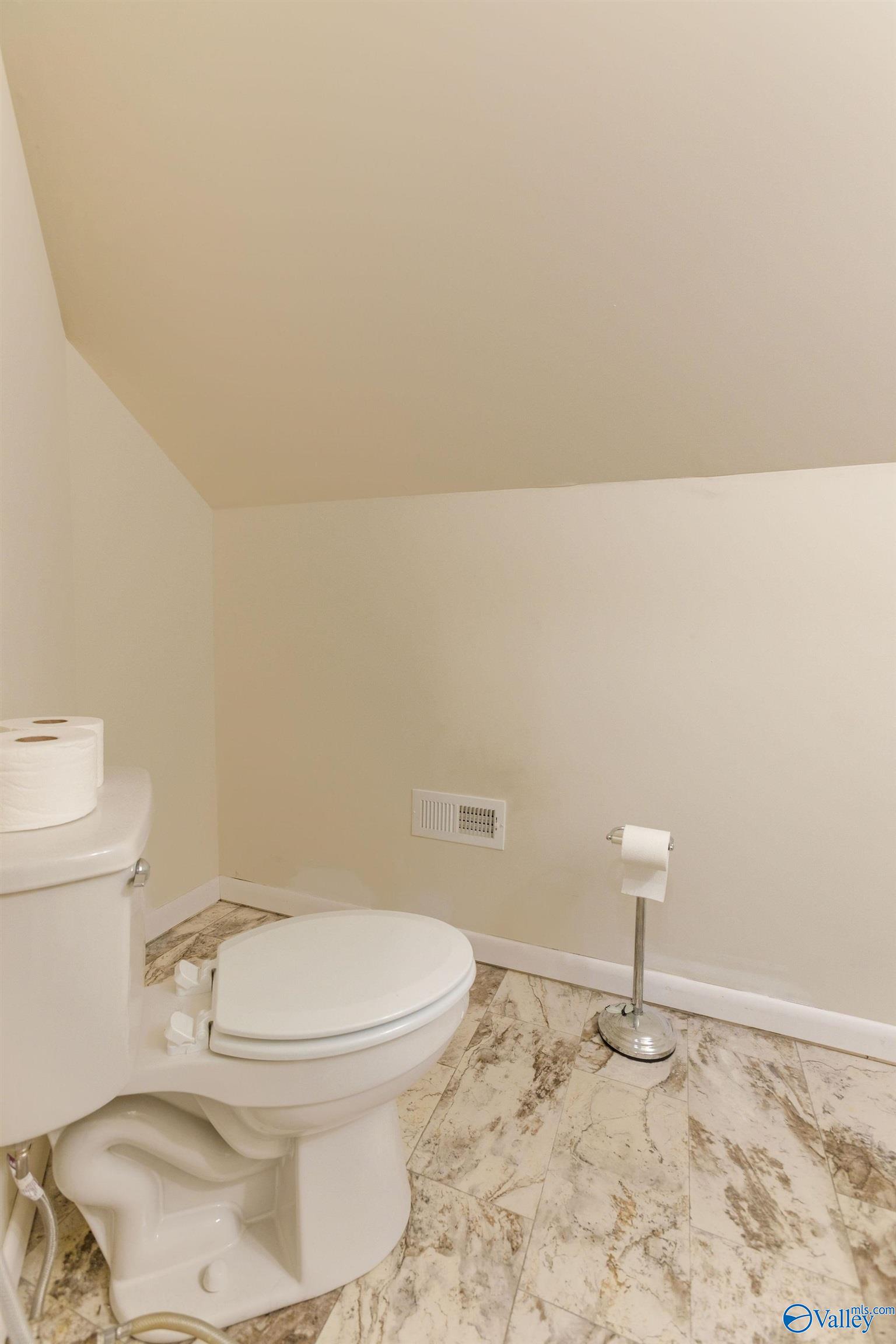 1102 Pineview Avenue