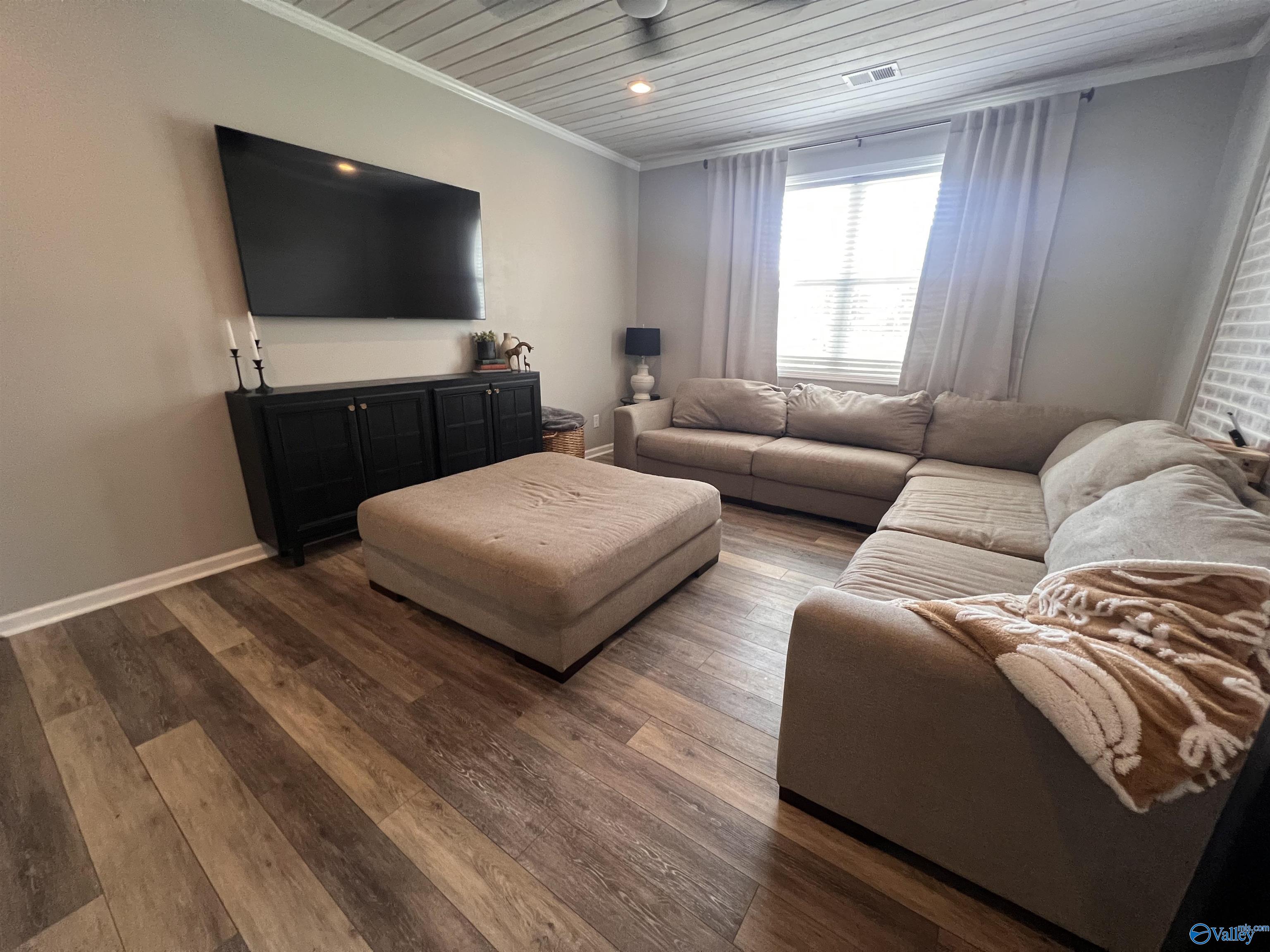 2677 Robertson Street E