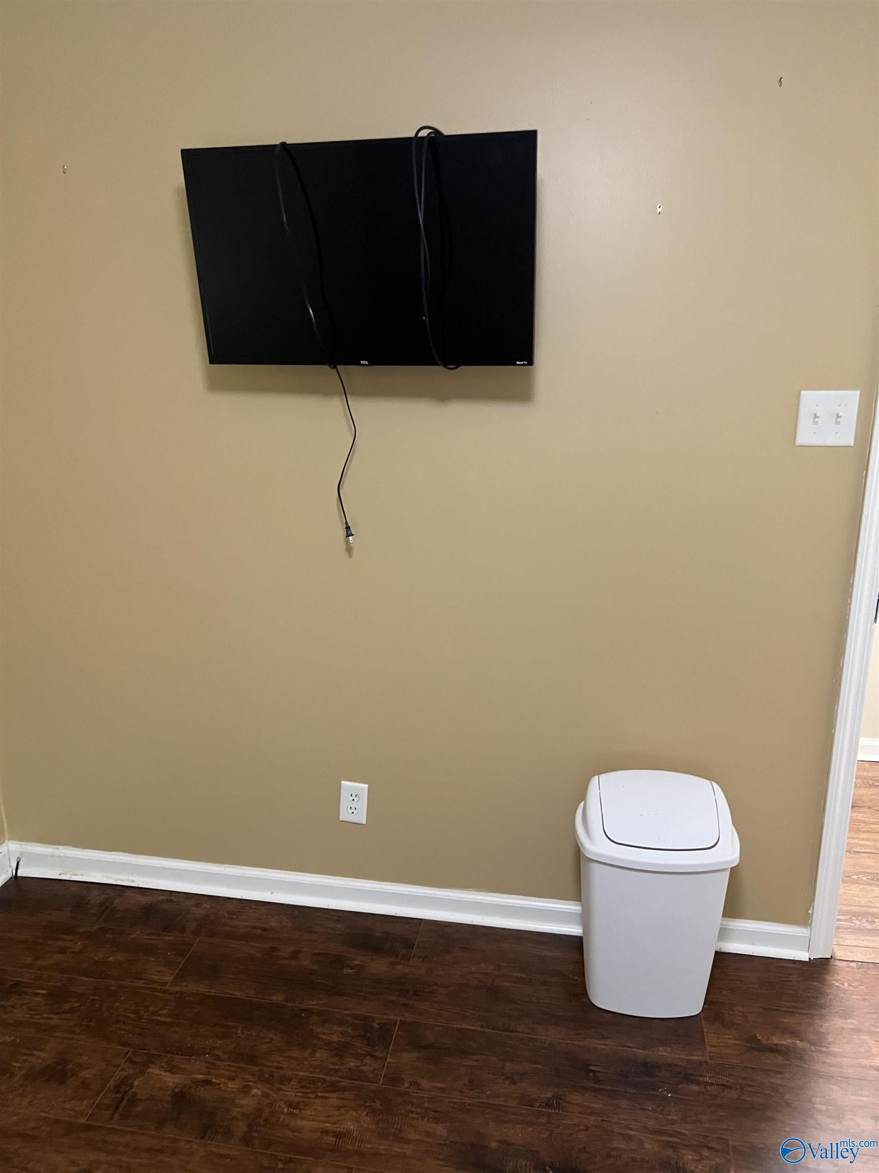 2143 Meadowood Drive