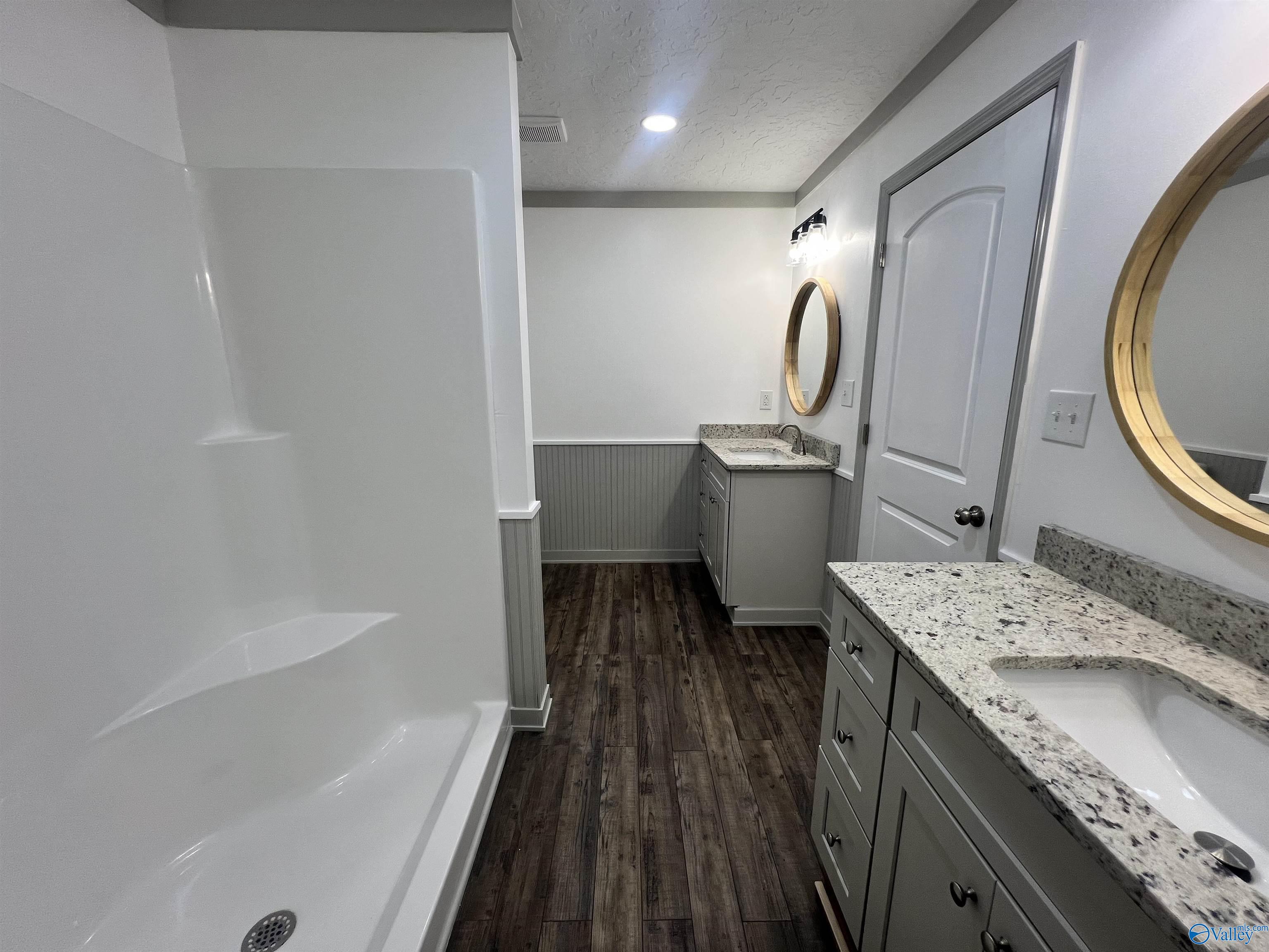 4102 Wright Cir