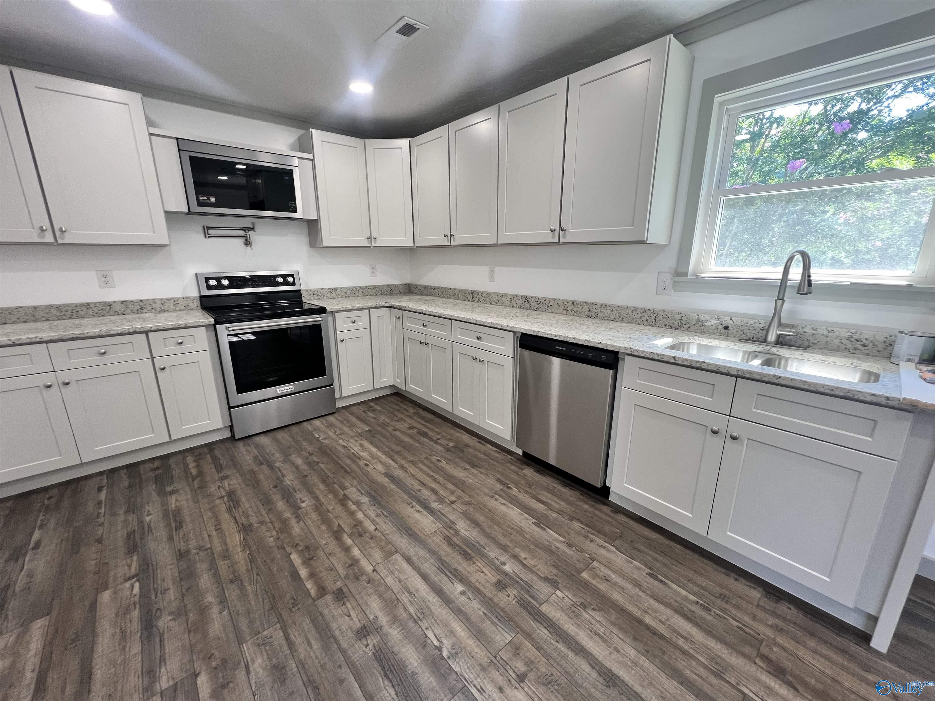 4102 Wright Cir