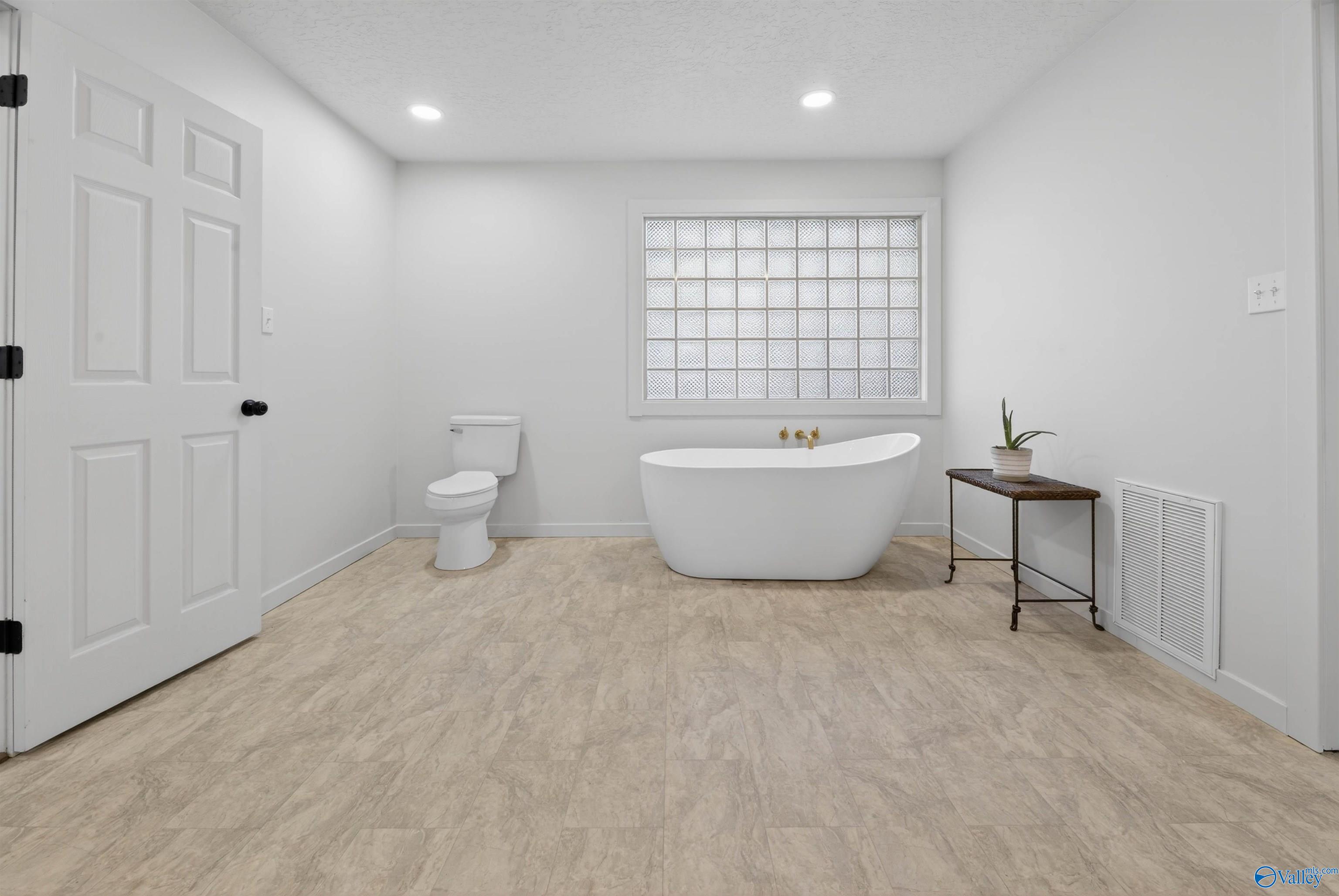 2079 Meadowood Drive