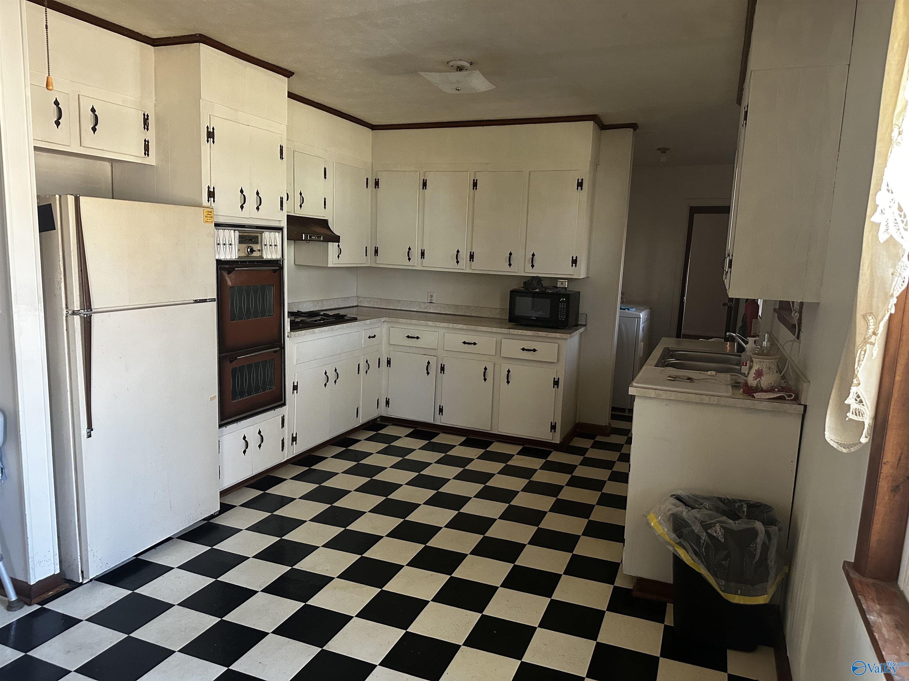 1009 Cornelia Circle