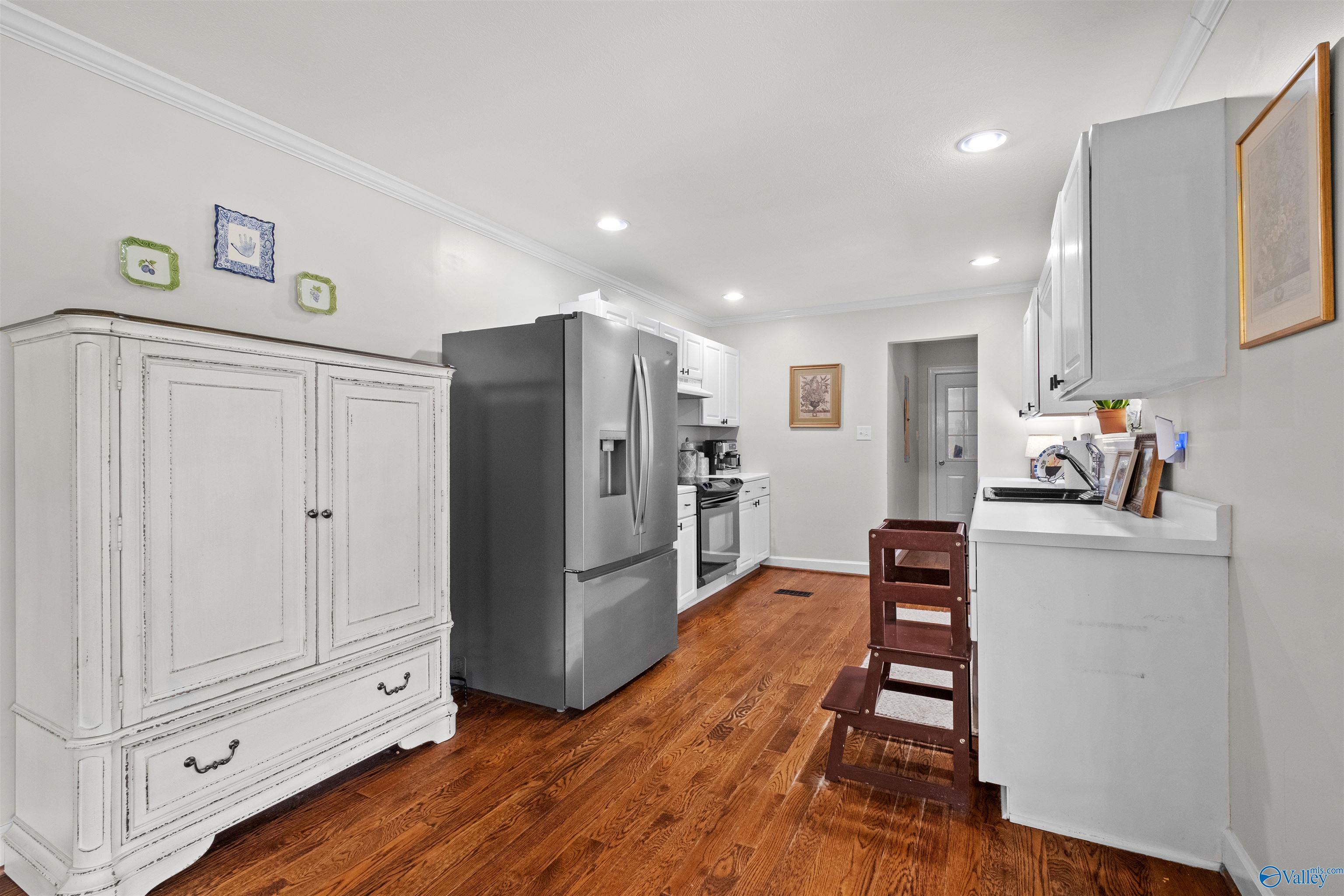 2075 Jane Lane