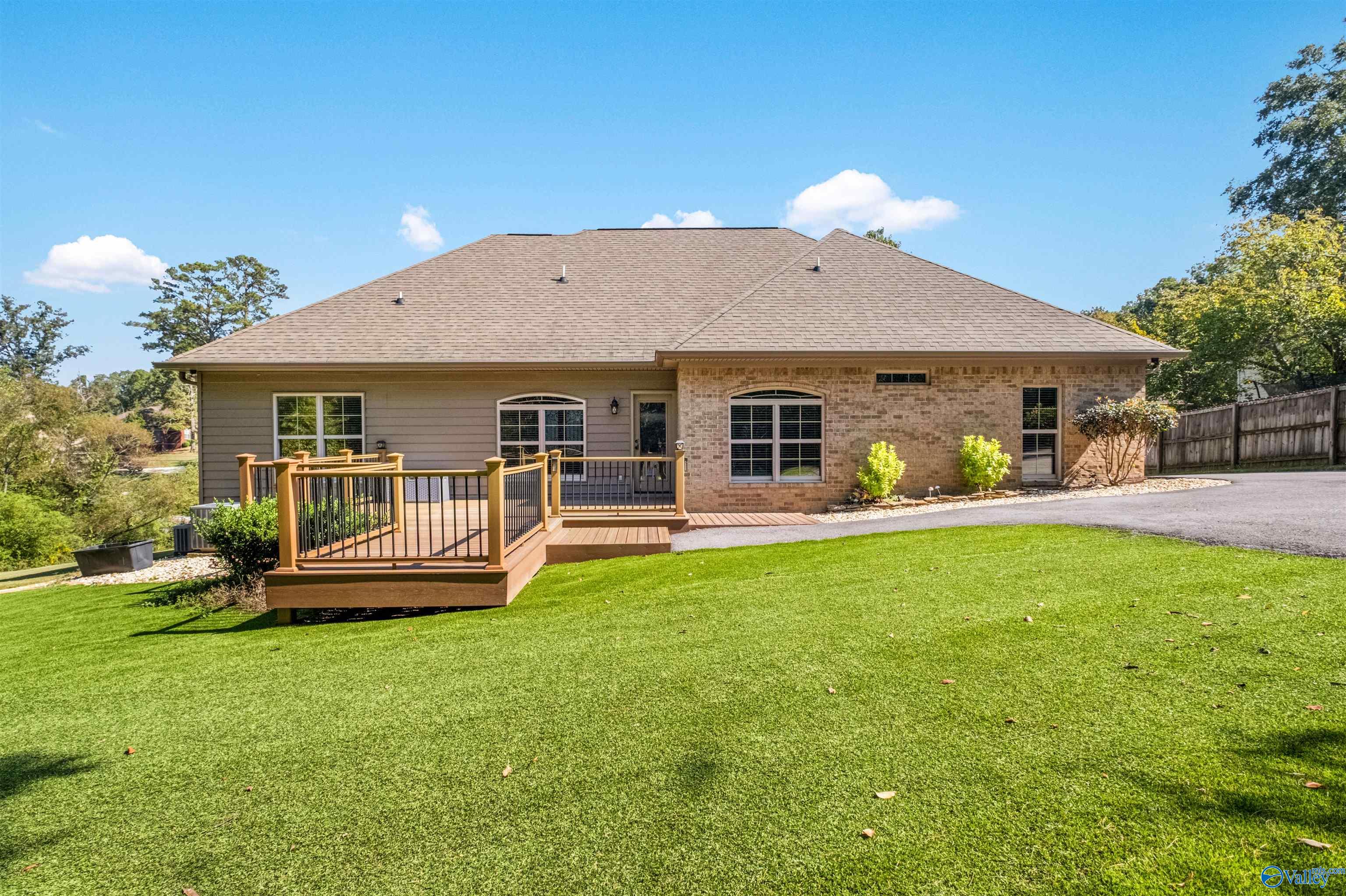 203 Laurel Wood