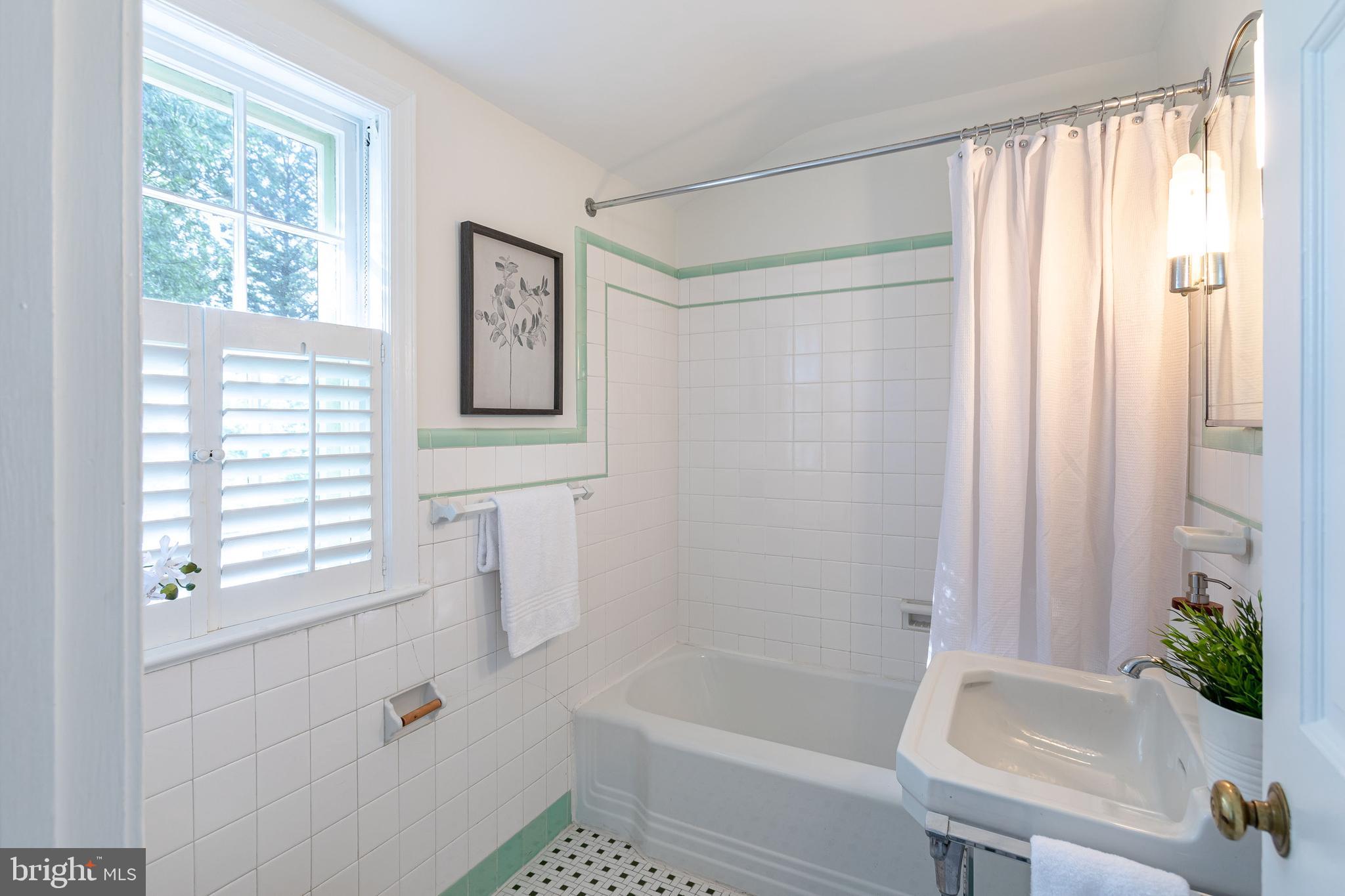 2833 Northampton St NW