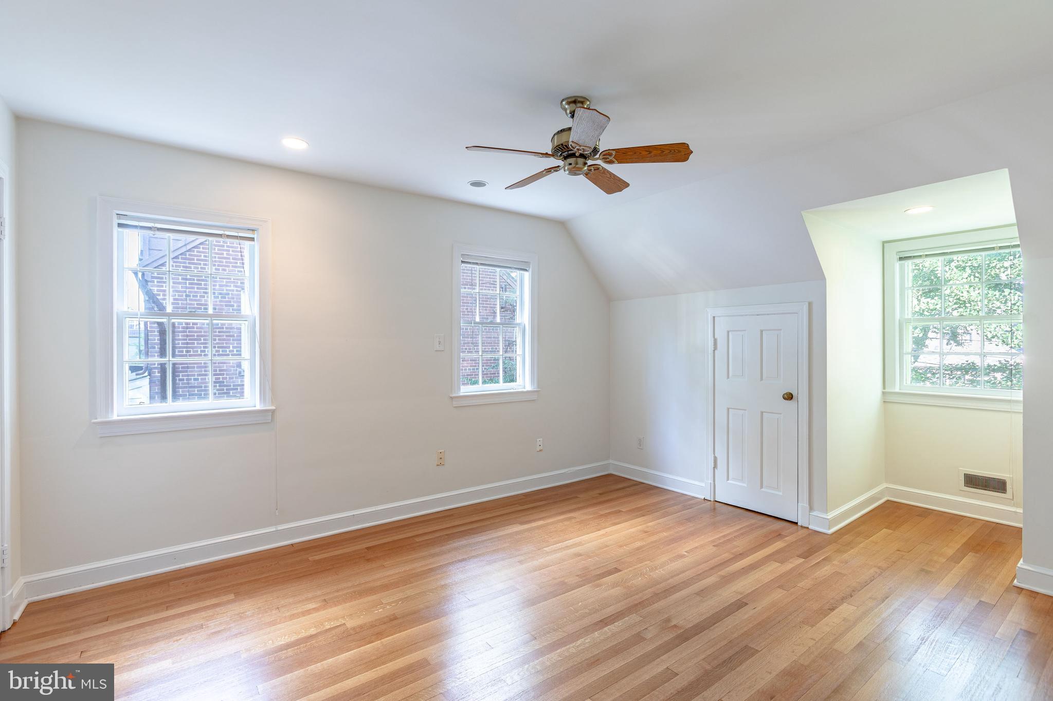 2833 Northampton St NW