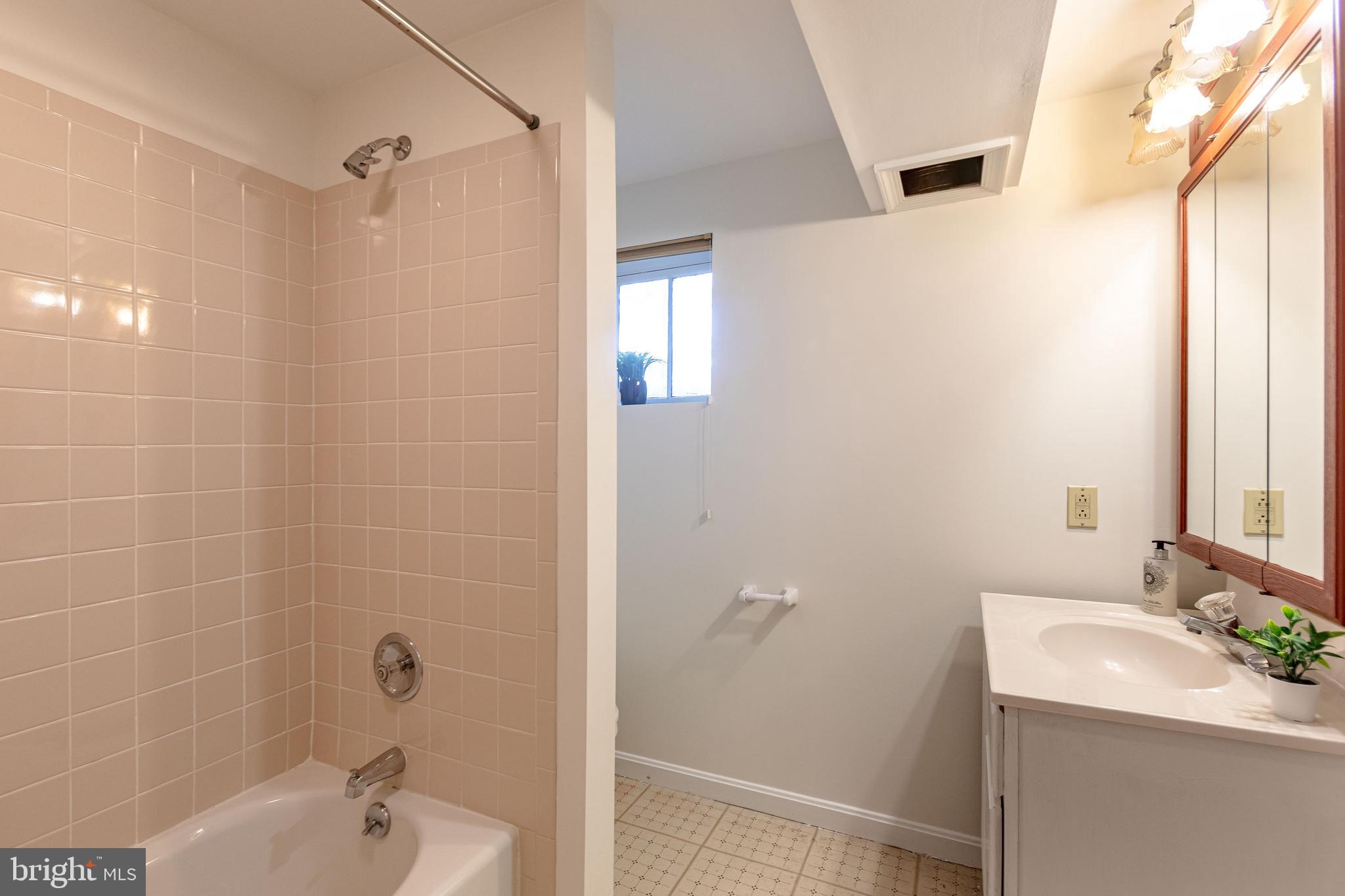 2833 Northampton St NW