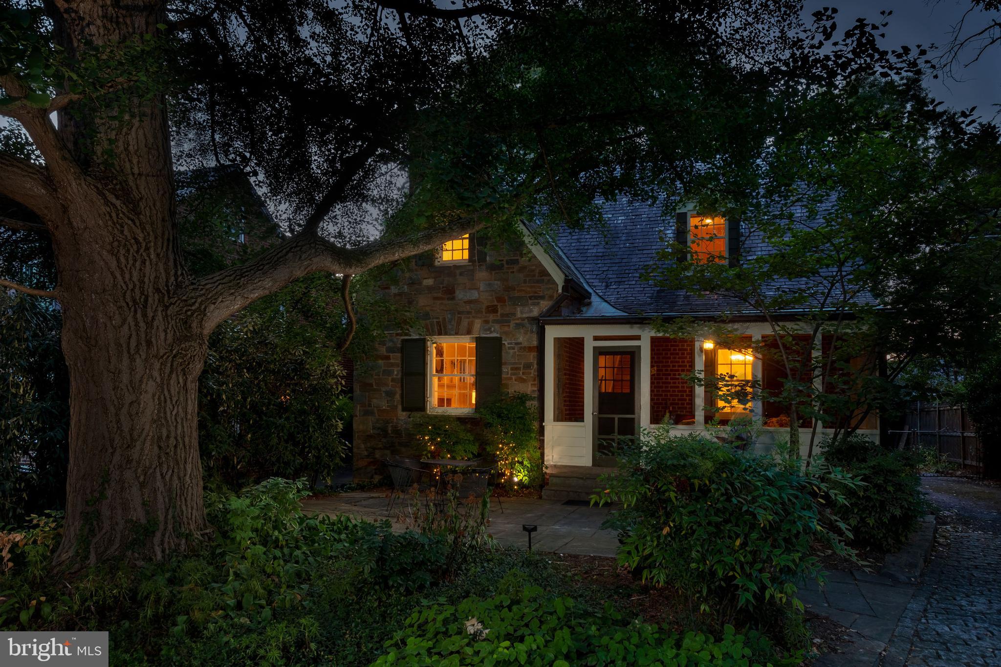 2833 Northampton St NW