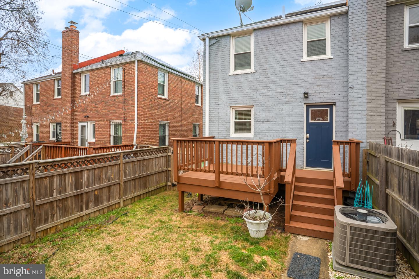732 Emerson St NE