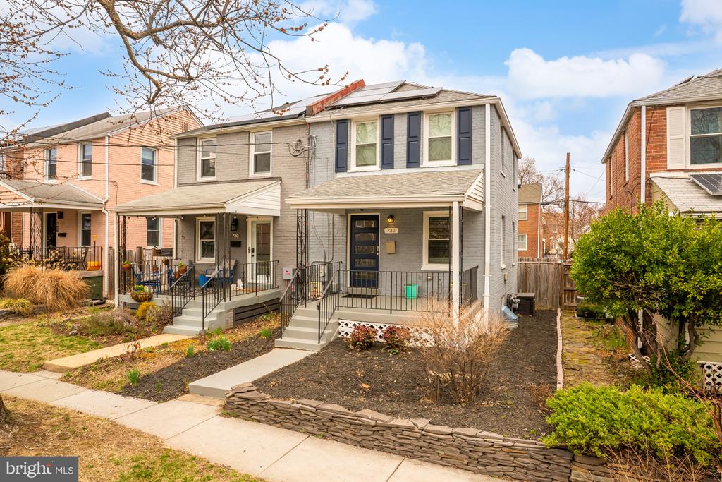 732 Emerson St NE