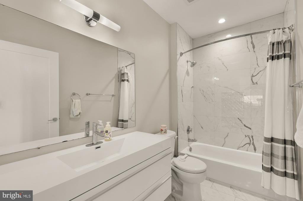 129 VARNUM STREET NW Unit: 6