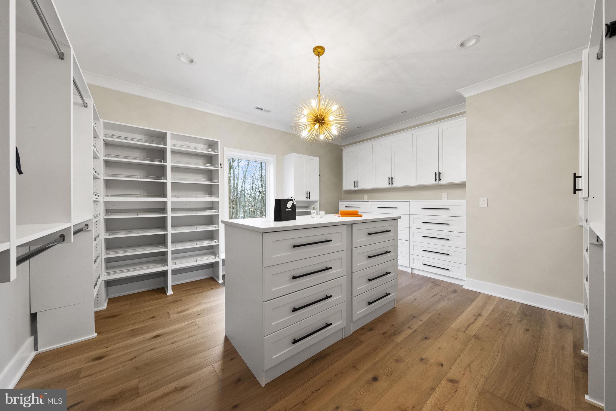 7112 Amy Ln