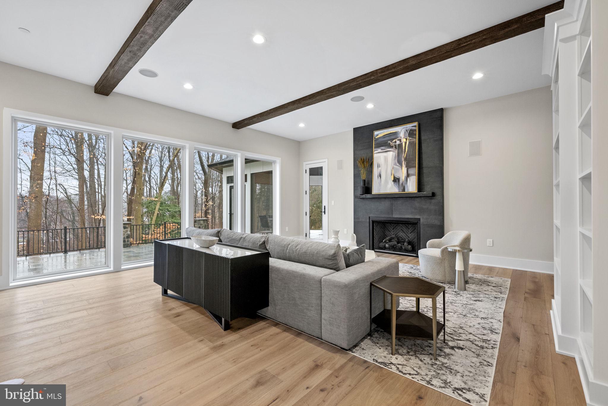 7112 Amy Ln