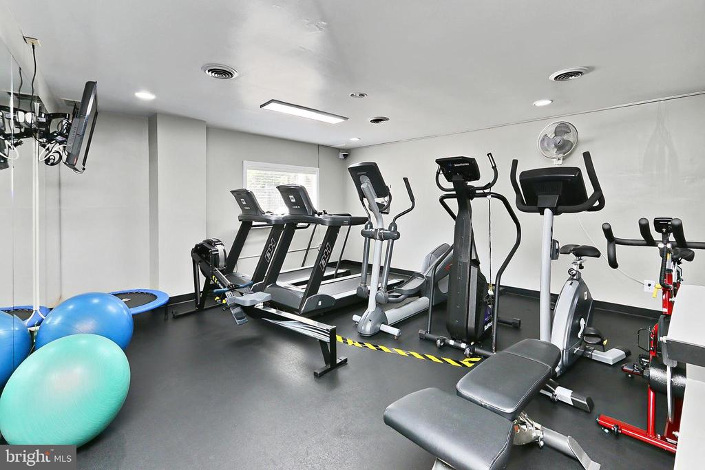 5300 Columbia Pike #902