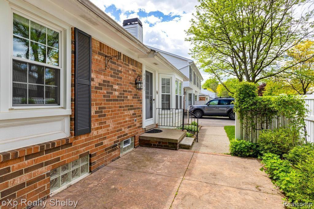 42151 OLD POND Circle