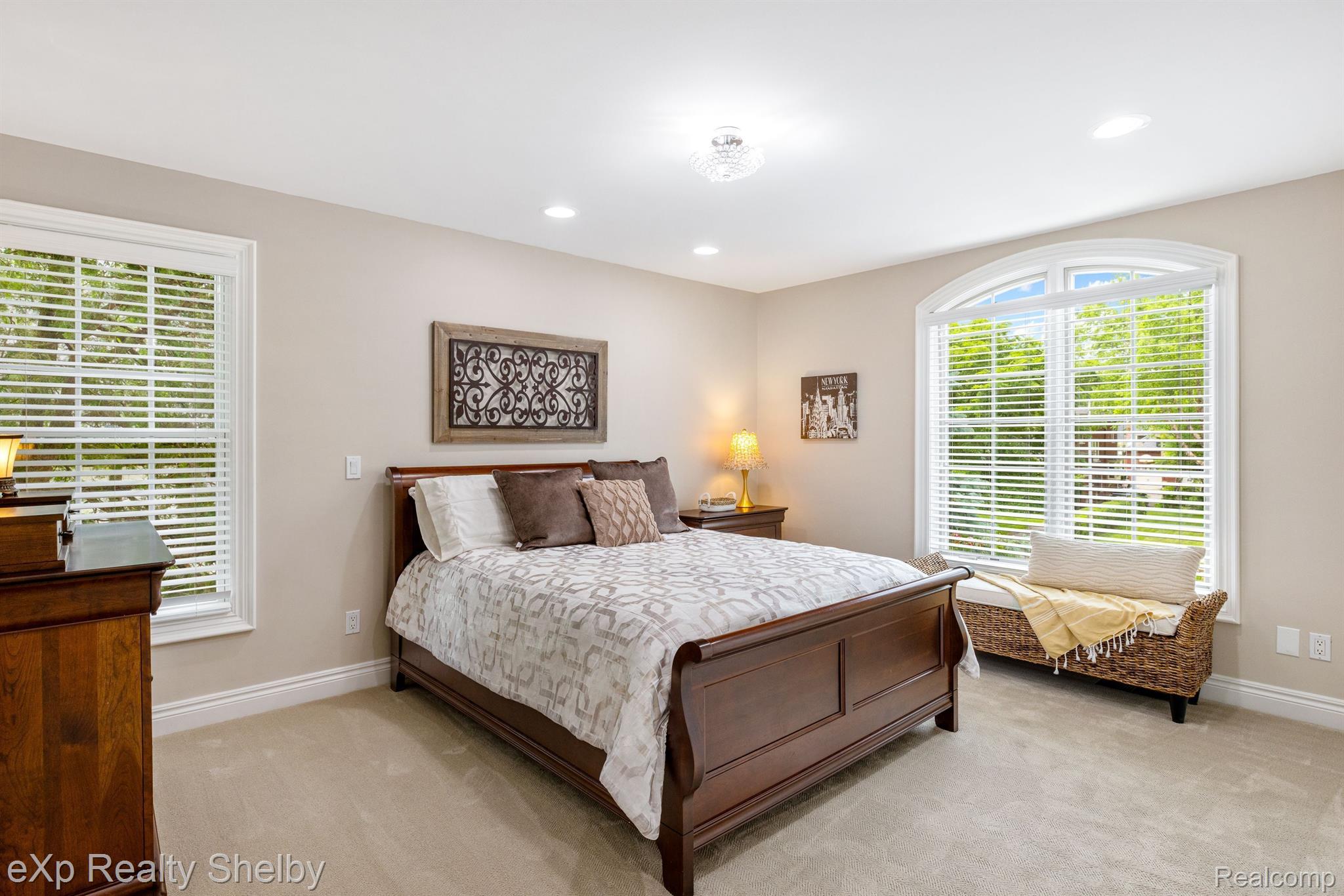 1008 KENSINGTON Avenue