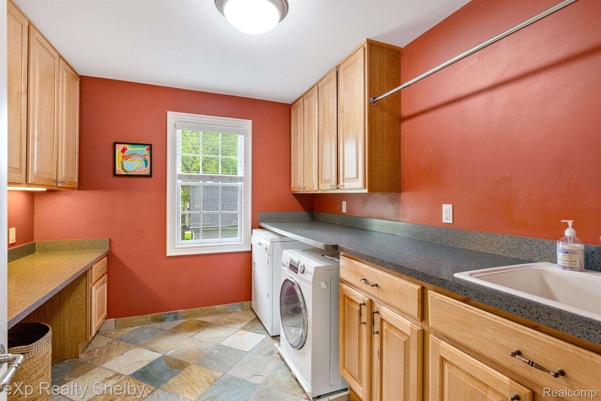 1008 KENSINGTON Avenue