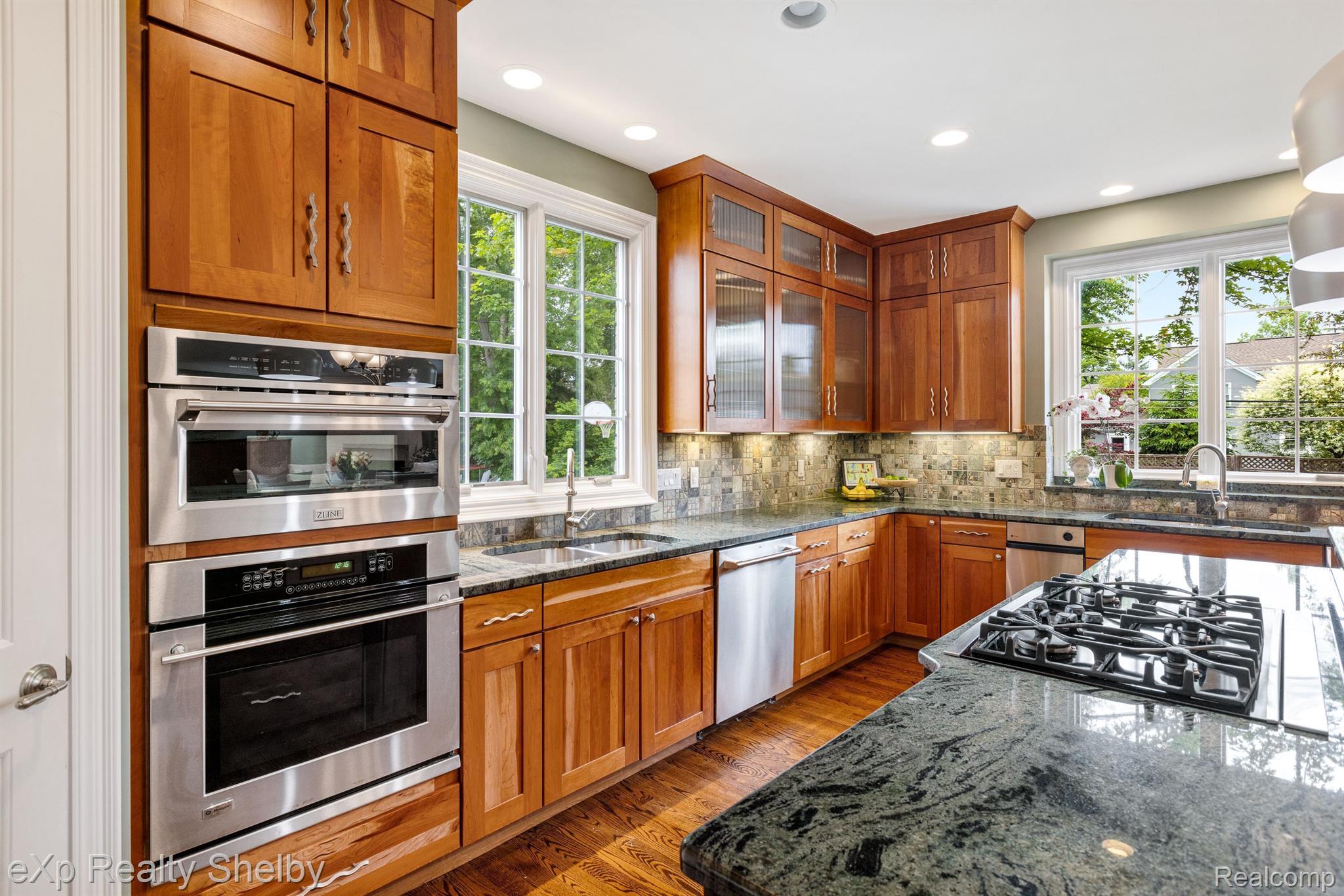 1008 KENSINGTON Avenue