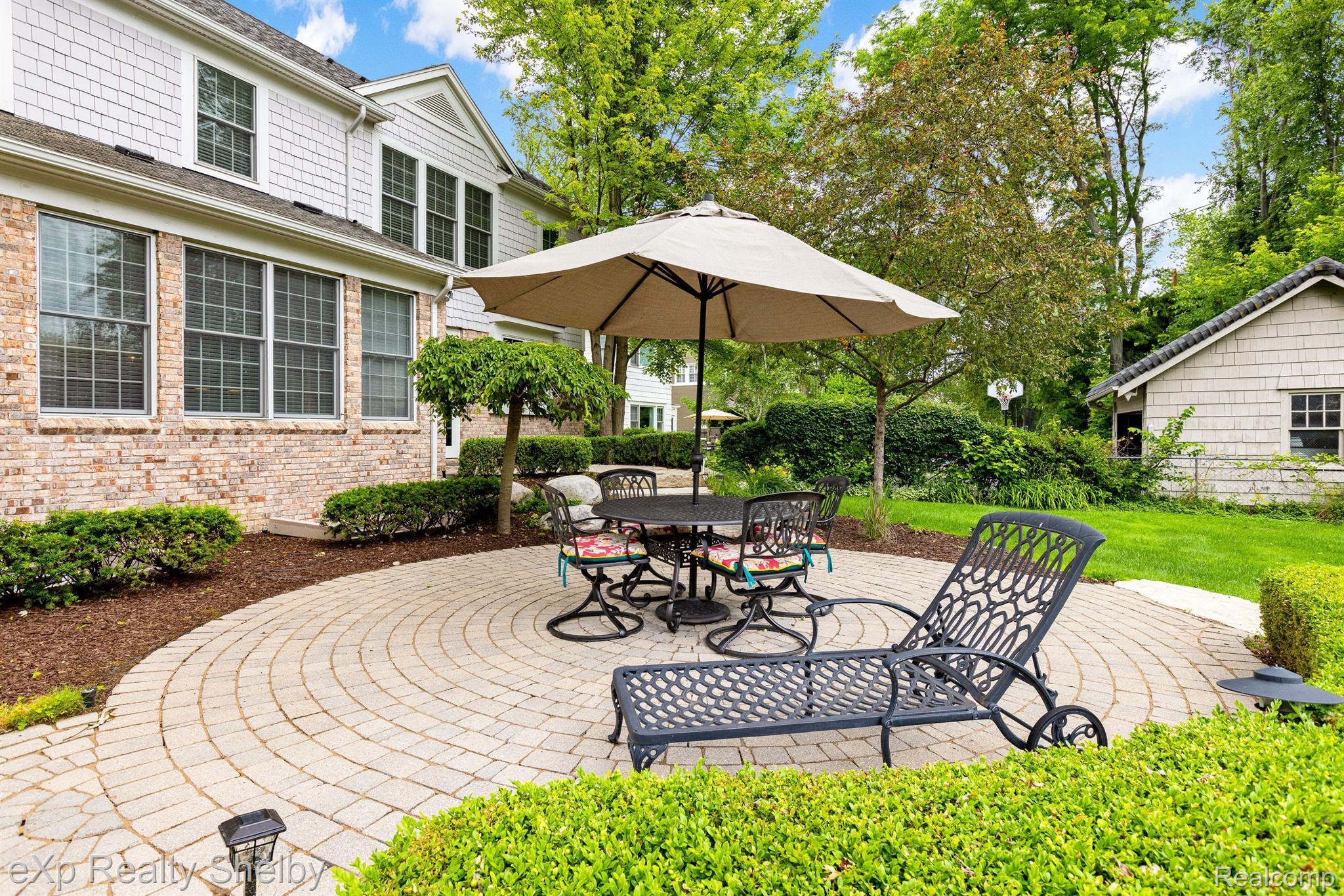 1008 KENSINGTON Avenue