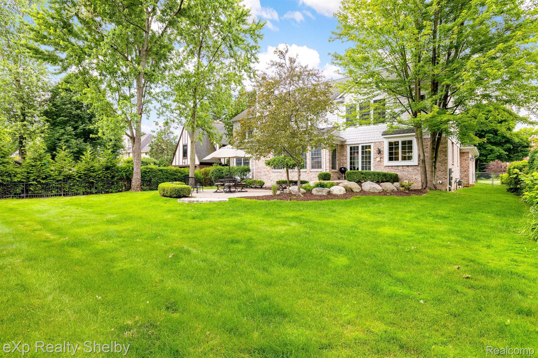 1008 KENSINGTON Avenue