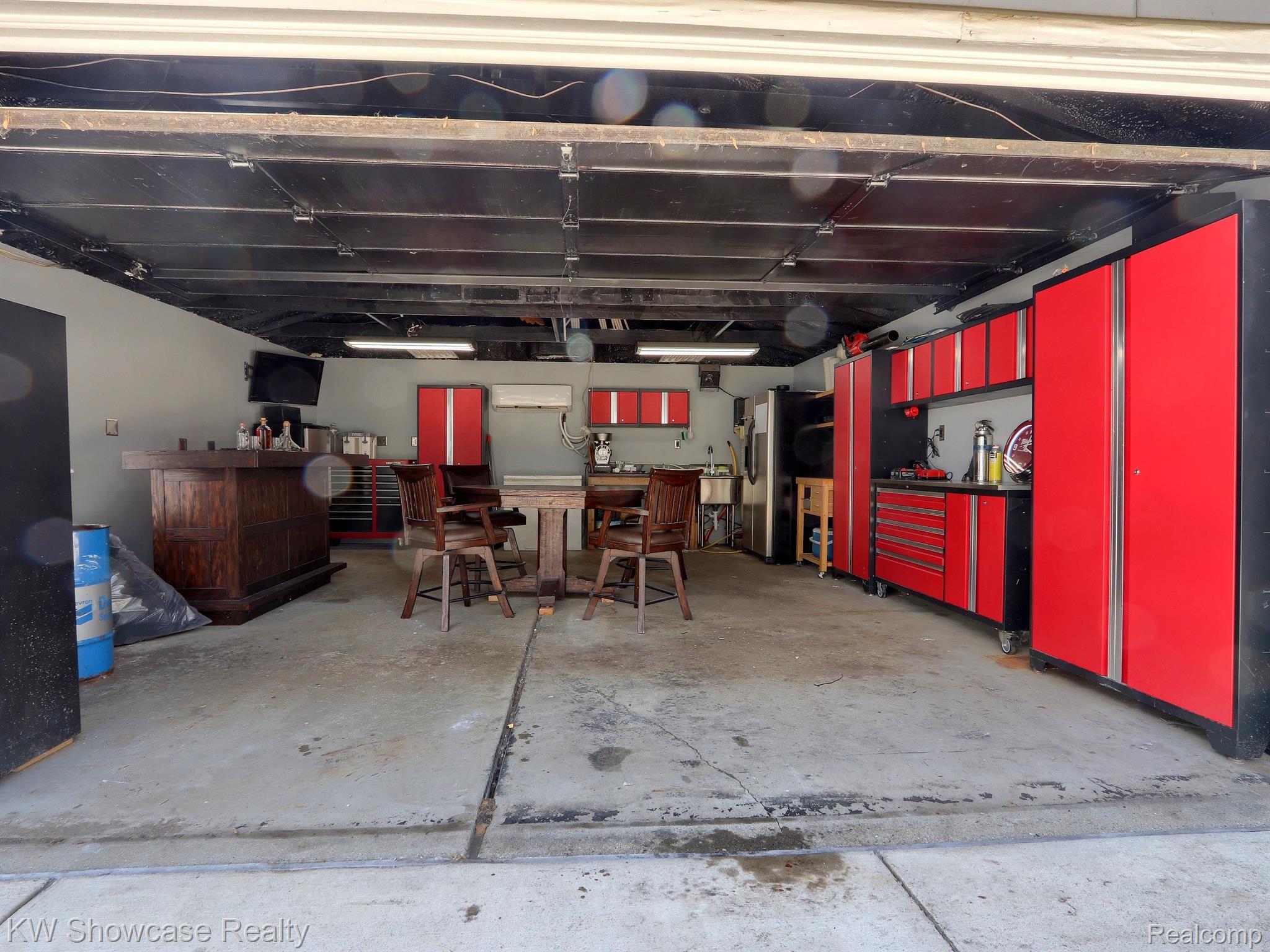 1827 THOMAS Avenue