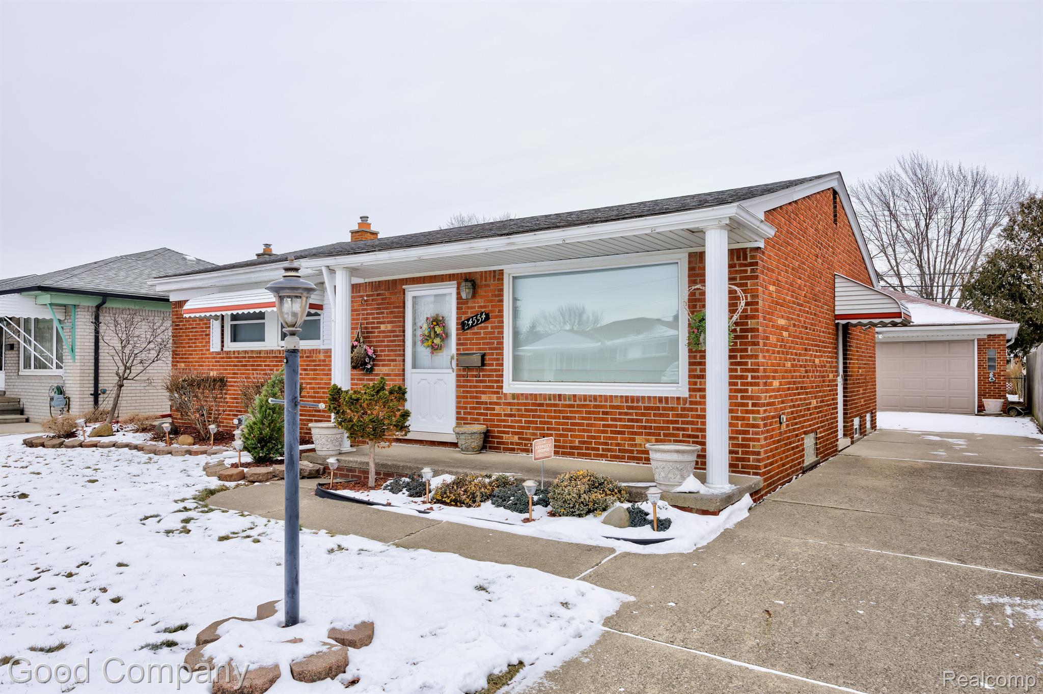 24554 WILLOWBY Avenue