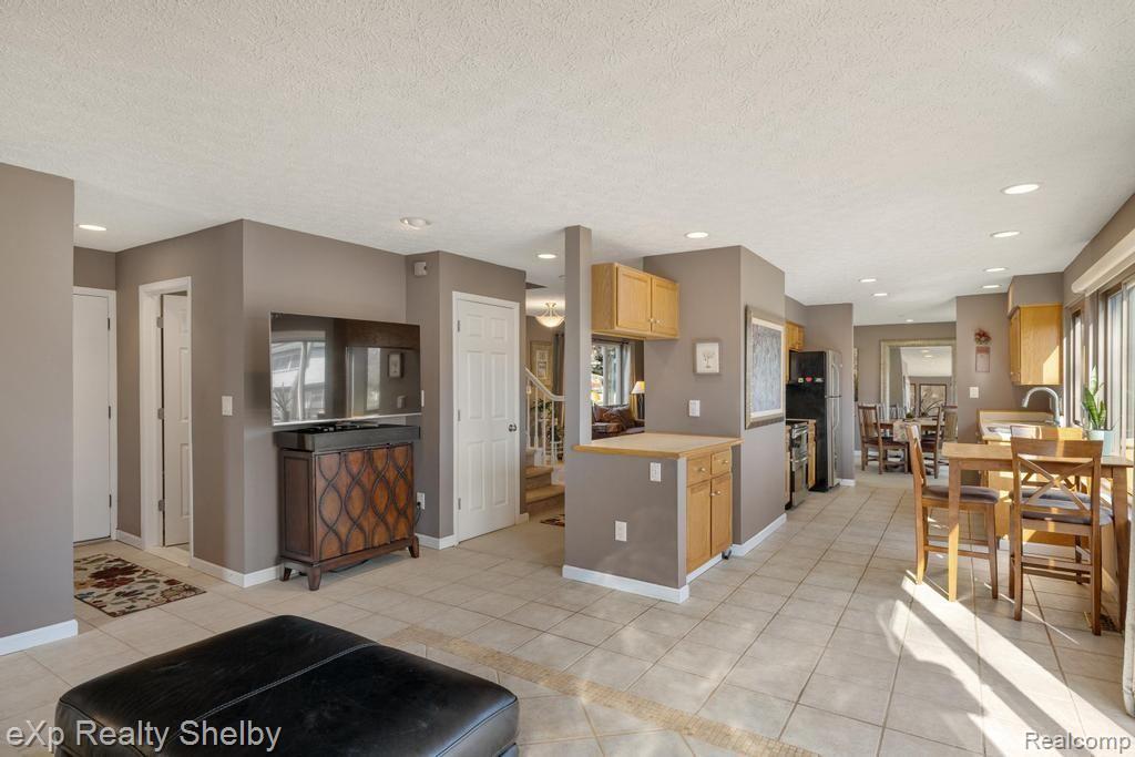 691 BARCLAY Drive