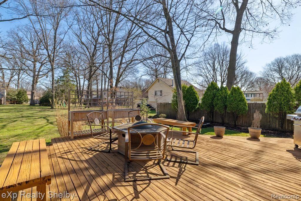 691 BARCLAY Drive