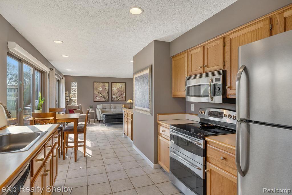 691 BARCLAY Drive