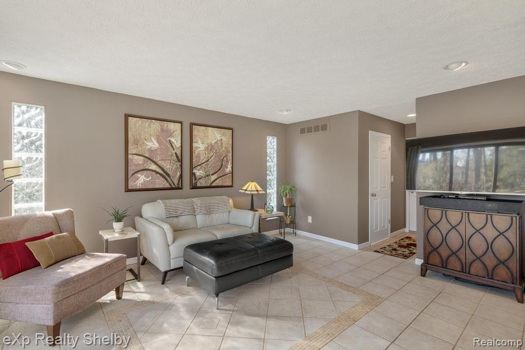 691 BARCLAY Drive