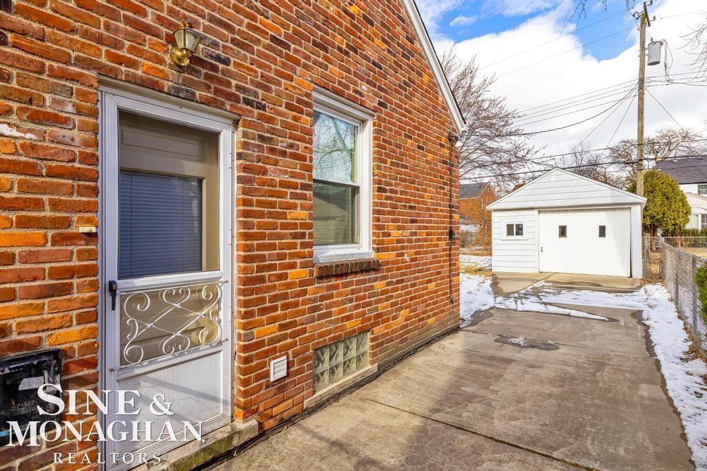 2040 Lochmoor Boulevard