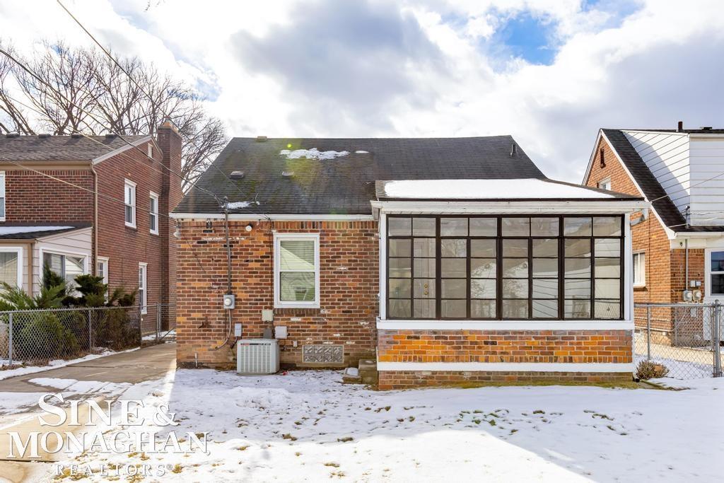 2040 Lochmoor Boulevard