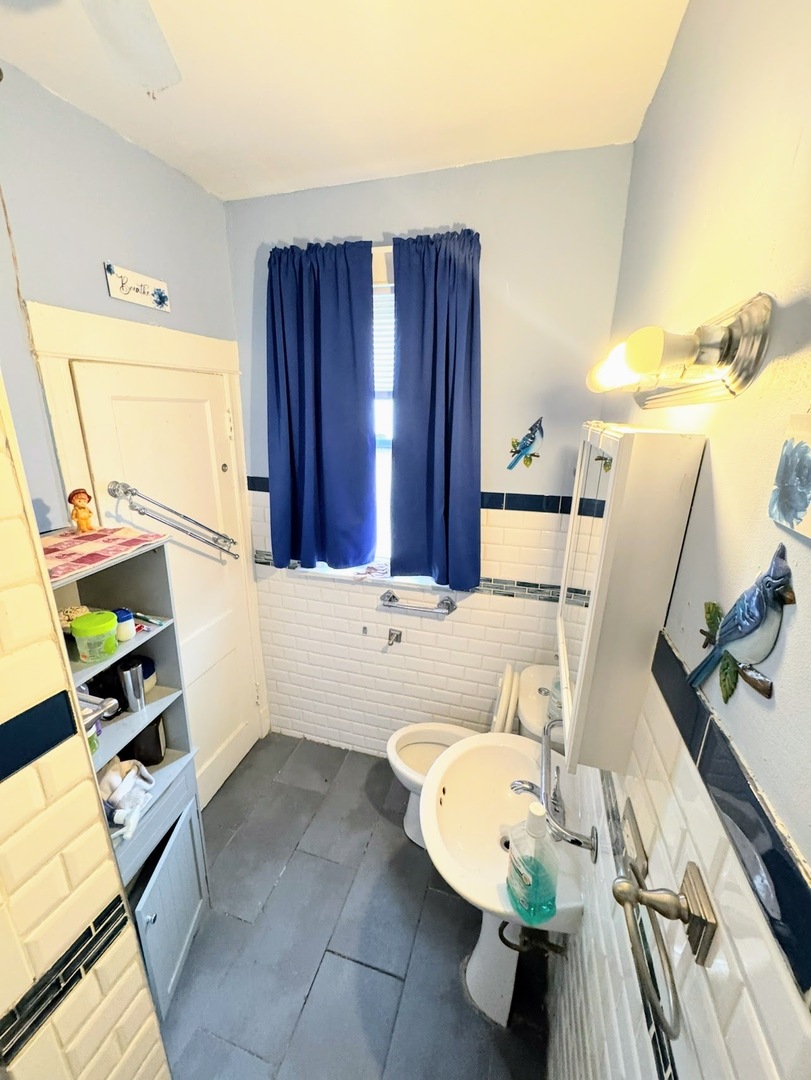 6427 S Winchester Avenue