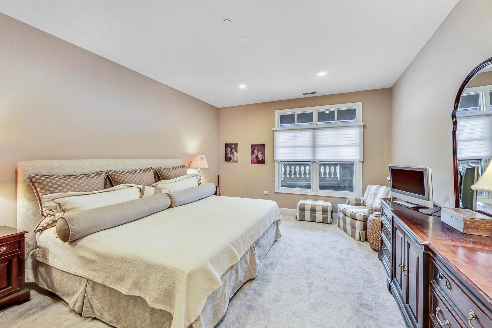 151 W Wing Street Unit: 805