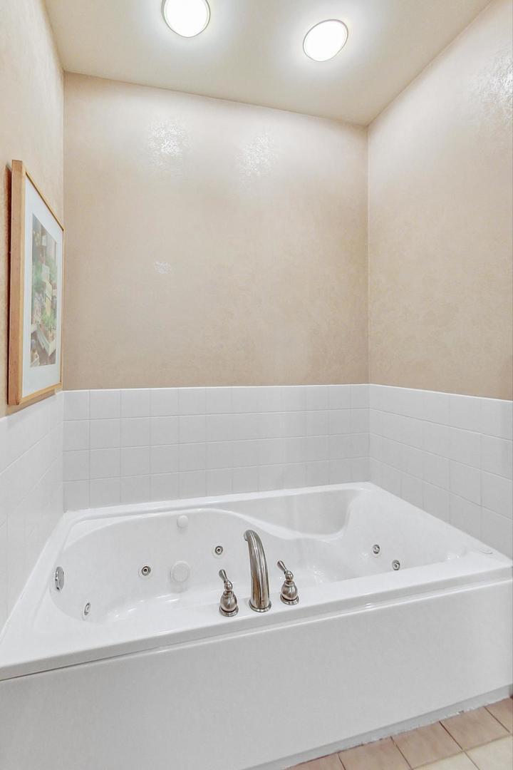 151 W Wing Street Unit: 805