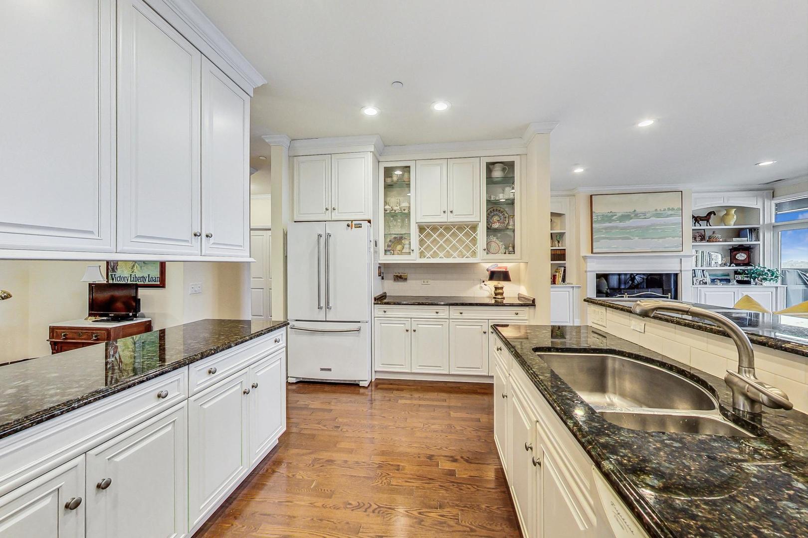 151 W Wing Street Unit: 805